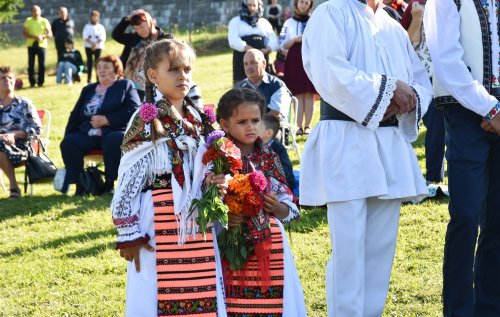 Sărbătoare la mănăstirea de la Piatra Fântânele Poza 267574