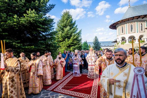 Doi ierarhi au slujit la hramul Mănăstirii Cămârzani Poza 267655