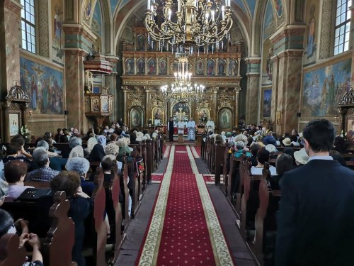 Slujire arhierească la Biserica „Sfântul Ierarh Nicolae” din Năsăud Poza 267658