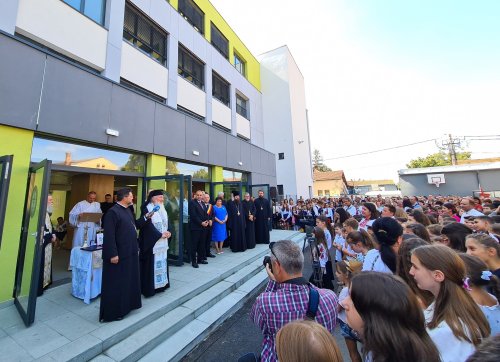 Inaugurarea unei noi clădiri a Colegiului Ortodox „Mitropolitul Nicolae Colan” Poza 267878