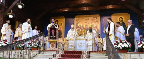 Doi ierarhi au sfințit biserica nouă a Mănăstirii Bujoreni Poza 268010