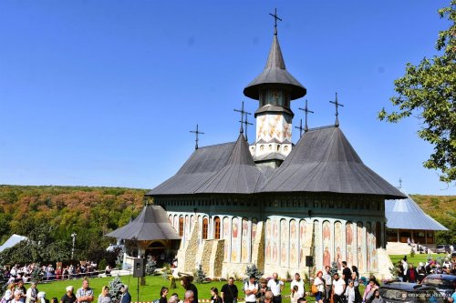 Doi ierarhi au sfințit biserica nouă a Mănăstirii Bujoreni Poza 268011