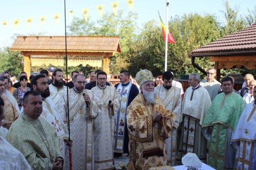 Sfințirea Bisericii „Sfântul Ierarh Vasile cel Mare” din Cârbești, județul Gorj Poza 268041
