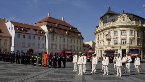 Pompierii sibieni, binecuvântați de IPS Părinte Mitropolit Laurențiu Poza 268351