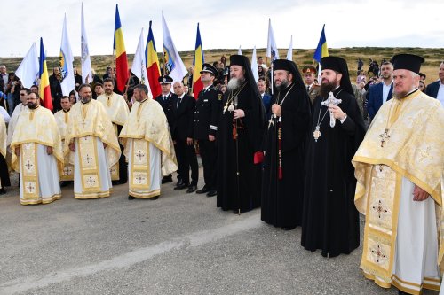 Altar de vară sfinţit la crucea-monument de pe Muntele Mic Poza 268393