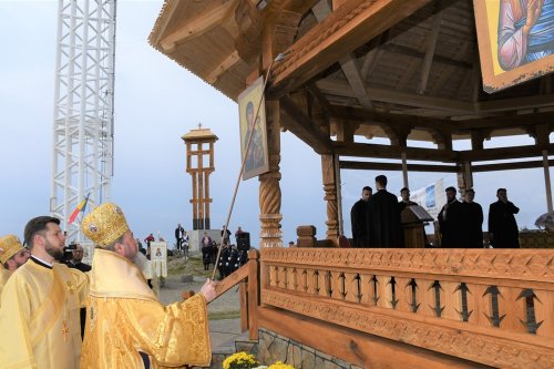 Altar de vară sfinţit la crucea-monument de pe Muntele Mic Poza 268395