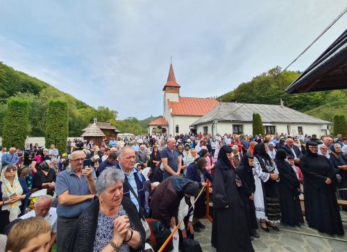 Sărbătoare la Mănăstirea de la Cășiel Poza 268372