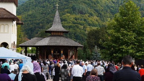 Slujire arhierească la mănăstirea de la Lupșa Poza 268378