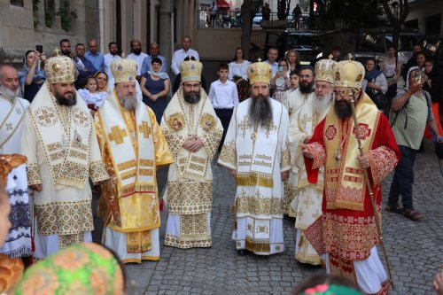 Hirotonia noului Episcop-vicar al Arhiepiscopiei Ortodoxe Române a Europei Occidentale Poza 268475