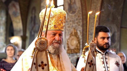 Liturghie arhierească şi piatră de temelie pentru o nouă biserică în Braşov Poza 268591