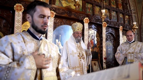 Liturghie arhierească şi piatră de temelie pentru o nouă biserică în Braşov Poza 268592