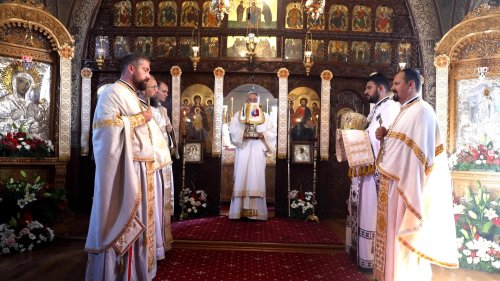 Liturghie arhierească şi piatră de temelie pentru o nouă biserică în Braşov Poza 268593