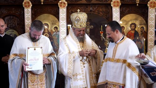 Liturghie arhierească şi piatră de temelie pentru o nouă biserică în Braşov Poza 268595