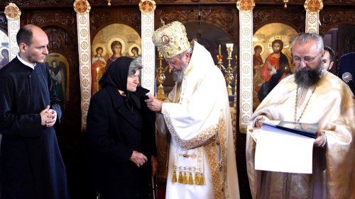 Liturghie arhierească şi piatră de temelie pentru o nouă biserică în Braşov Poza 268596