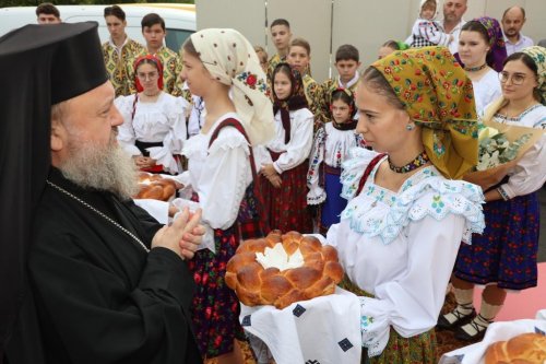 Rugăciune în comuniune la comunitatea românească din Paris Poza 268601