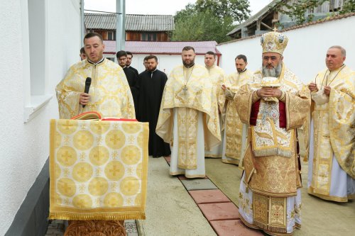 Biserica din satul Mesteacănu, târnosită de Arhiepiscopul Buzăului şi Vrancei Poza 268702