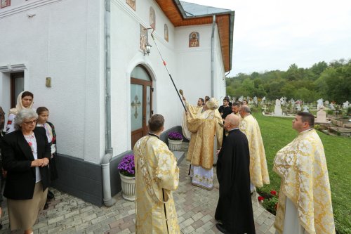 Biserica din satul Mesteacănu, târnosită de Arhiepiscopul Buzăului şi Vrancei Poza 268706