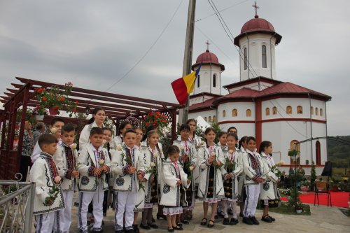 Sfințire de biserică în Parohia Ţicleni, Protoieria Târgu Cărbunești Poza 268700