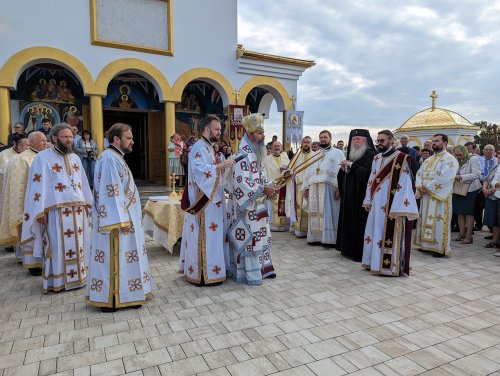 Târnosire de biserică în Arhiepiscopia Timișoarei Poza 268729