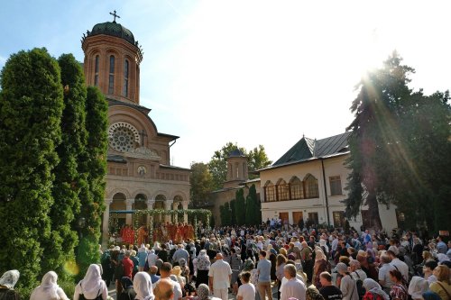 Înnoire și binecuvântare la sărbătoarea ctitorului sfânt al Mănăstirii Antim Poza 269752