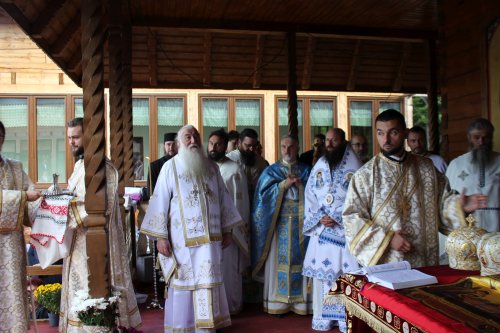 Sfinţire de biserică la mănăstirea din Poiana Frumoasă-Tismana Poza 270572