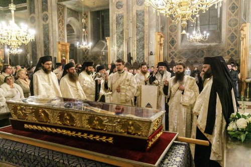 A început sărbătoarea Sfintei Parascheva de la Iași Poza 271035