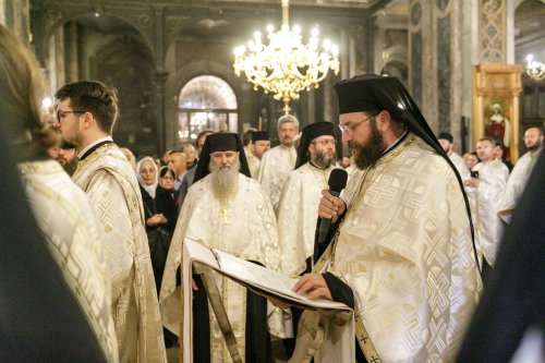 A început sărbătoarea Sfintei Parascheva de la Iași Poza 271042