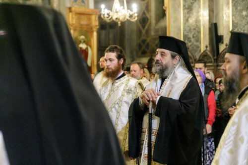 A început sărbătoarea Sfintei Parascheva de la Iași Poza 271043