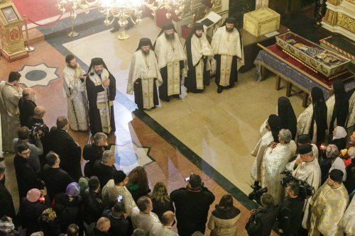 A început sărbătoarea Sfintei Parascheva de la Iași Poza 271052
