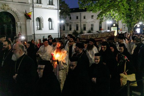 A început sărbătoarea Sfintei Parascheva de la Iași Poza 271055