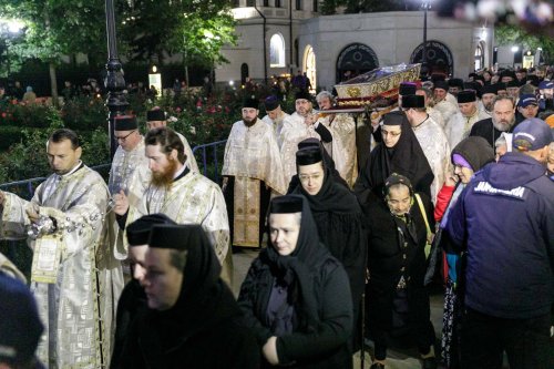 A început sărbătoarea Sfintei Parascheva de la Iași Poza 271057