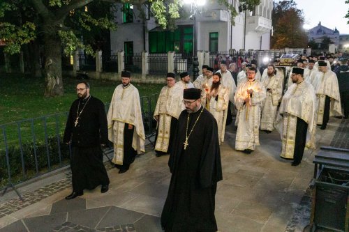 A început sărbătoarea Sfintei Parascheva de la Iași Poza 271064