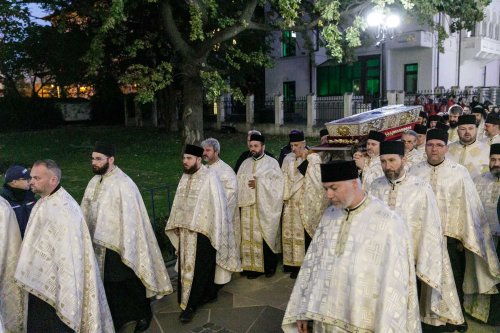 A început sărbătoarea Sfintei Parascheva de la Iași Poza 271066