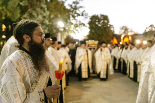A început sărbătoarea Sfintei Parascheva de la Iași Poza 271070