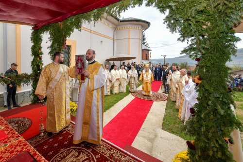 Înnoire și binecuvântare în parohia prahoveană Sângeru Poza 271235