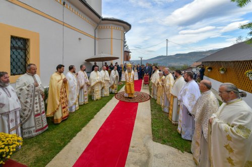 Înnoire și binecuvântare în parohia prahoveană Sângeru Poza 271236