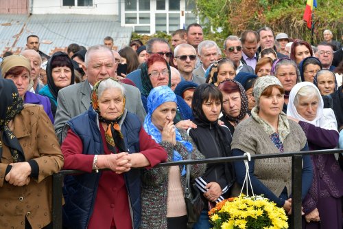 Înnoire și binecuvântare în parohia prahoveană Sângeru Poza 271238