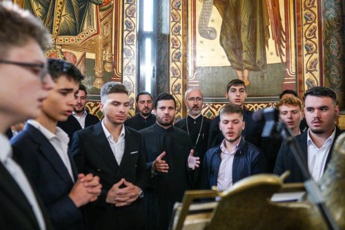 Elevi de la Seminarul „Veniamin Costachi” de la Mănăstirea Neamţ la Curtea de Argeș Poza 271413
