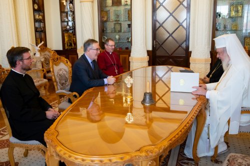 Ambasadorul Regatului Unit al Marii Britanii și Irlandei de Nord la București, în vizită de rămas bun la Patriarhia Română Poza 272145