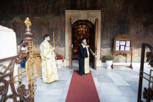Un veșmânt al Sfintei Parascheva, la Catedrala Patriarhală din București  Poza 272160