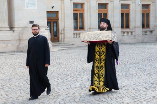 Un veșmânt al Sfintei Parascheva, la Catedrala Patriarhală din București  Poza 272161