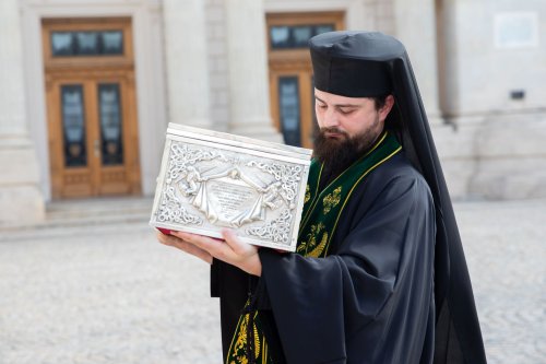 Un veșmânt al Sfintei Parascheva, la Catedrala Patriarhală din București  Poza 272162