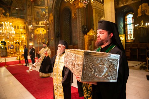 Un veșmânt al Sfintei Parascheva, la Catedrala Patriarhală din București  Poza 272163