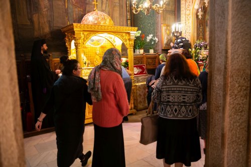 Un veșmânt al Sfintei Parascheva, la Catedrala Patriarhală din București  Poza 272166