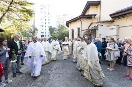 Comuniunea sfinților la hramul unei parohii bucureștene Poza 272260