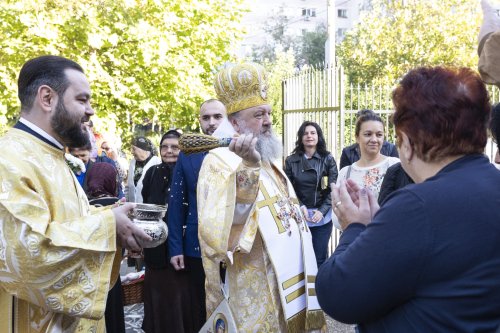 Comuniunea sfinților la hramul unei parohii bucureștene Poza 272263