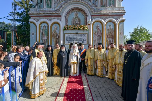 Patriarhul României a sfințit catapeteasma ctitoriei boierești din Popești-Leordeni Poza 272513