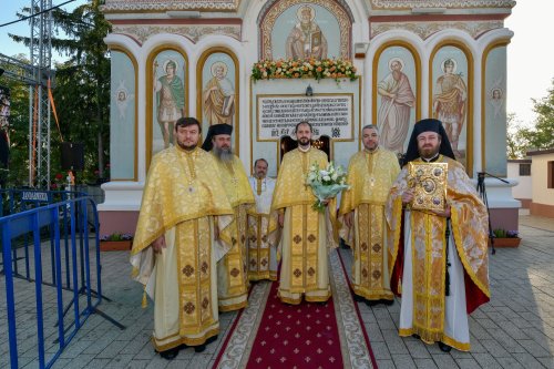 Patriarhul României a sfințit catapeteasma ctitoriei boierești din Popești-Leordeni Poza 272517