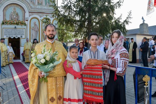 Patriarhul României a sfințit catapeteasma ctitoriei boierești din Popești-Leordeni Poza 272518