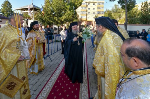 Patriarhul României a sfințit catapeteasma ctitoriei boierești din Popești-Leordeni Poza 272519